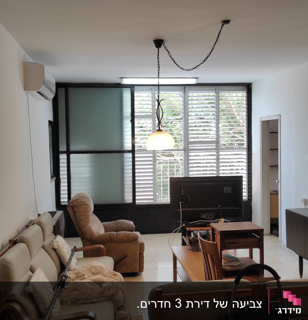 סלון עם ספה, כורסה, שולחן וטלוויזיה